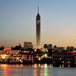 الأنشطة في القاهرة تشمل زيارة الأهرامات، جولات النيل، والمتاحف التاريخية