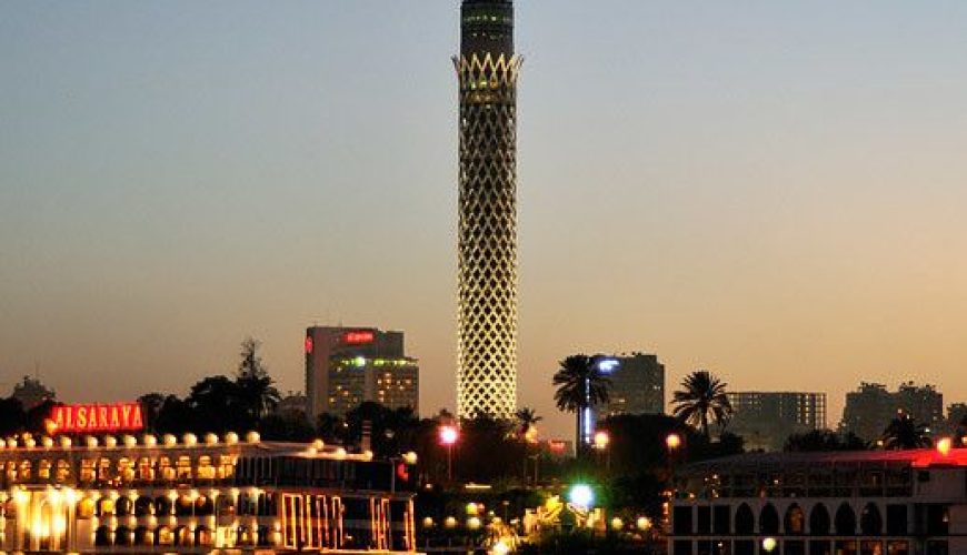 الأنشطة في القاهرة تشمل زيارة الأهرامات، جولات النيل، والمتاحف التاريخية