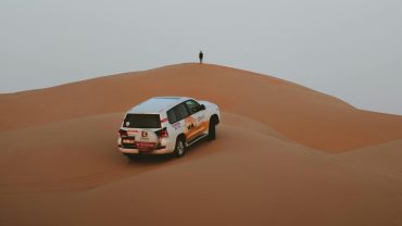 رحلات سفاري في الصحراء المصرية – استكشاف الكثبان الرملية والمناظر الطبيعية الخلابة