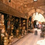 سوق خان الخليلي التاريخي في القاهرة مع المحلات التقليدية والتحف الشرقية