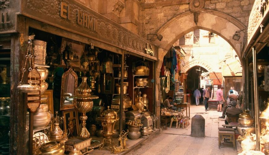 سوق خان الخليلي التاريخي في القاهرة مع المحلات التقليدية والتحف الشرقية