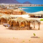 منظر طبيعي لشواطئ نويبع وجبال سيناء على البحر الأحمر