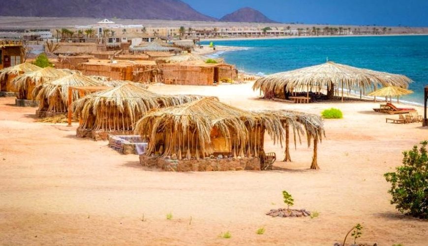 منظر طبيعي لشواطئ نويبع وجبال سيناء على البحر الأحمر