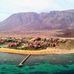 طابا الساحرة على البحر الأحمر مع شواطئ ذهبية ومياه فيروزية تحيط بها الجبال الصحراوية