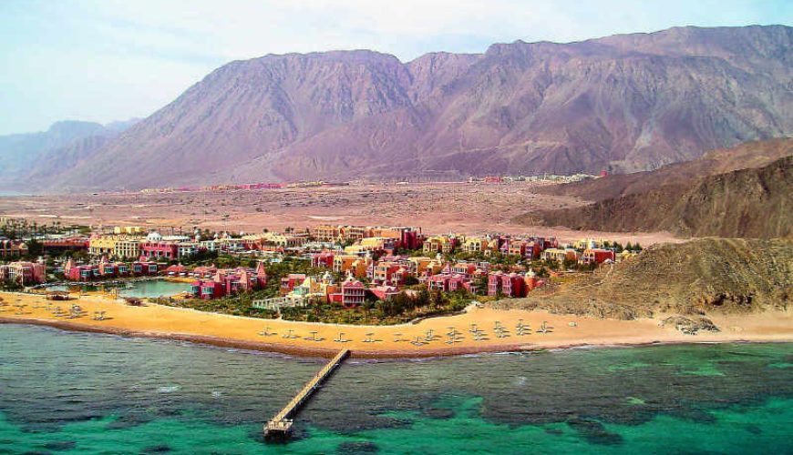 طابا الساحرة على البحر الأحمر مع شواطئ ذهبية ومياه فيروزية تحيط بها الجبال الصحراوية