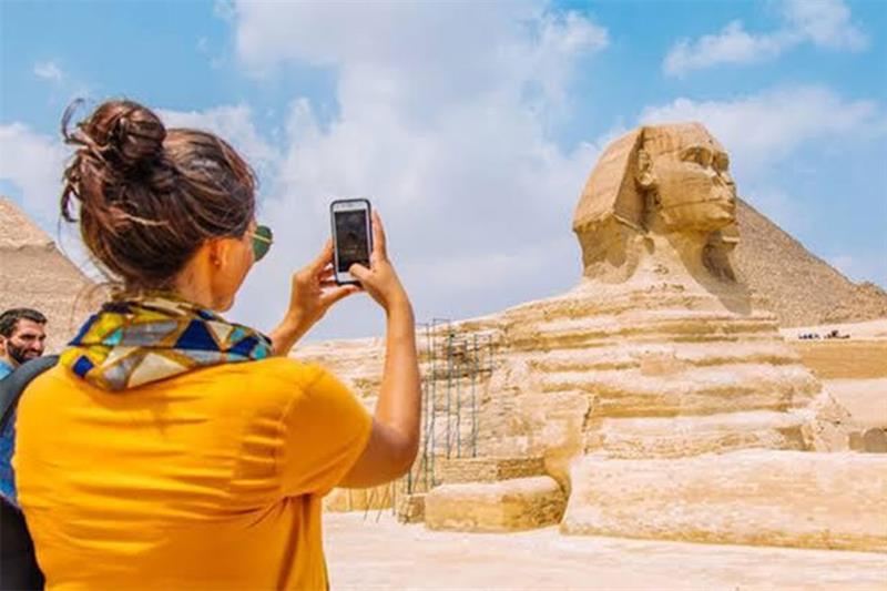 Guided tours led by professional local experts exploring top travel destinations