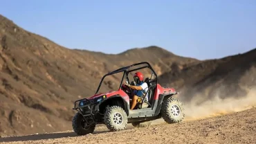 Desert safari adventure with a 4x4 jeep in the Hurghada desert, Egypt
