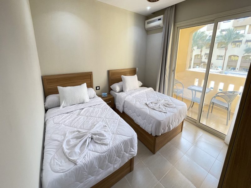 Nubia Twin One-Bedroom with Sofa Bed & Pool View – 4th Floor