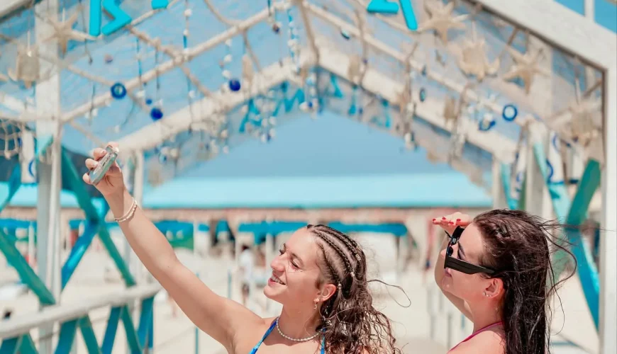 Tourists enjoying a Bianca Island excursion from Hurghada with Red Sea snorkeling, a glass-bottom boat ride, and island activities.