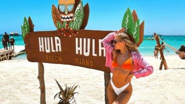 Tourists enjoying a Hula Hula Island boat trip from Hurghada with Red Sea snorkeling and beach relaxation.