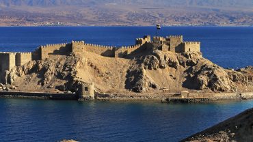 Türkisfarbenes Wasser und Korallenriffe an den Inseln im Roten Meer in Ägypten