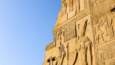 الأهرامات في الجيزة التي تمثل عظمة الحضارة المصرية القديمة
