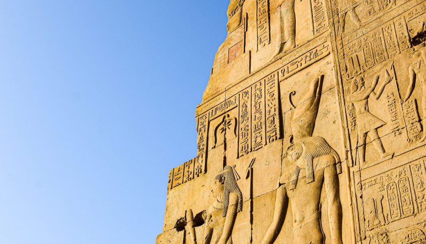 الأهرامات في الجيزة التي تمثل عظمة الحضارة المصرية القديمة