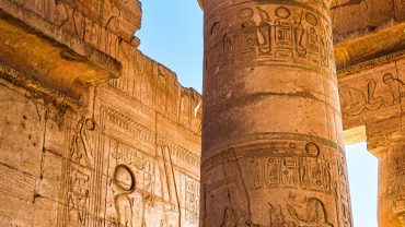 Reisende erkunden eine historische Sehenswürdigkeit in Ägypten während ihres Urlaubs.
