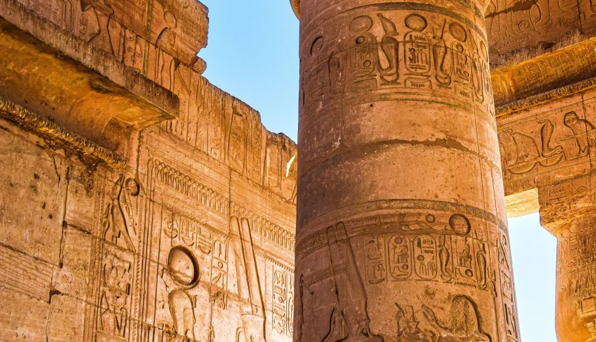 Reisende erkunden eine historische Sehenswürdigkeit in Ägypten während ihres Urlaubs.