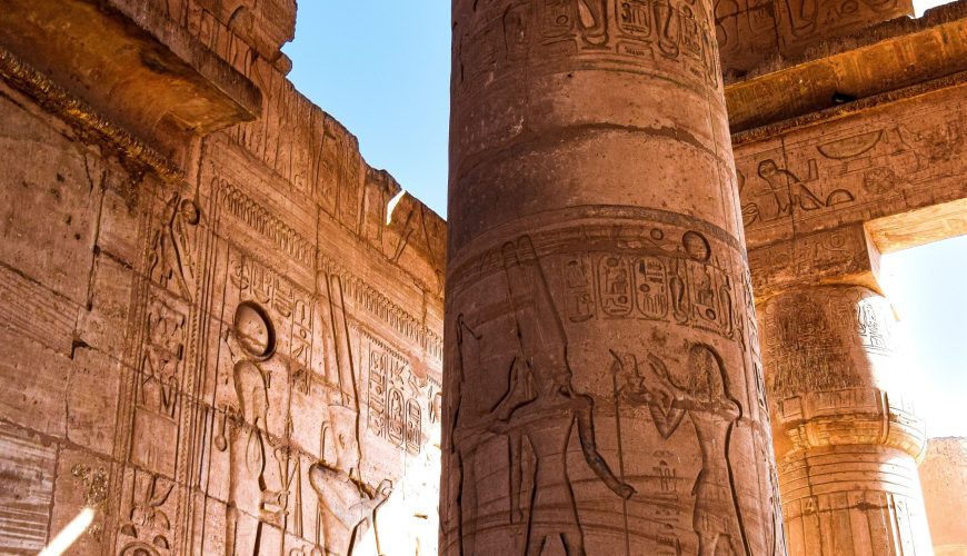 Voyageurs découvrant les monuments historiques d’Égypte lors d’un séjour touristique au Caire.