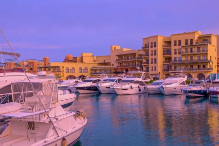 دليل ممتع لاستكشاف الغردقة بعد غروب الشمس