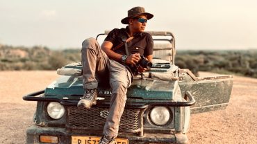 Leichte, langärmelige Kleidung, geschlossene Schuhe, Sonnenbrille und Kopfbedeckung für eine Wüstensafari in Hurghada.