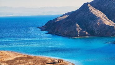 Ausflugsboot auf dem türkisblauen Roten Meer vor der Küste Ägyptens.