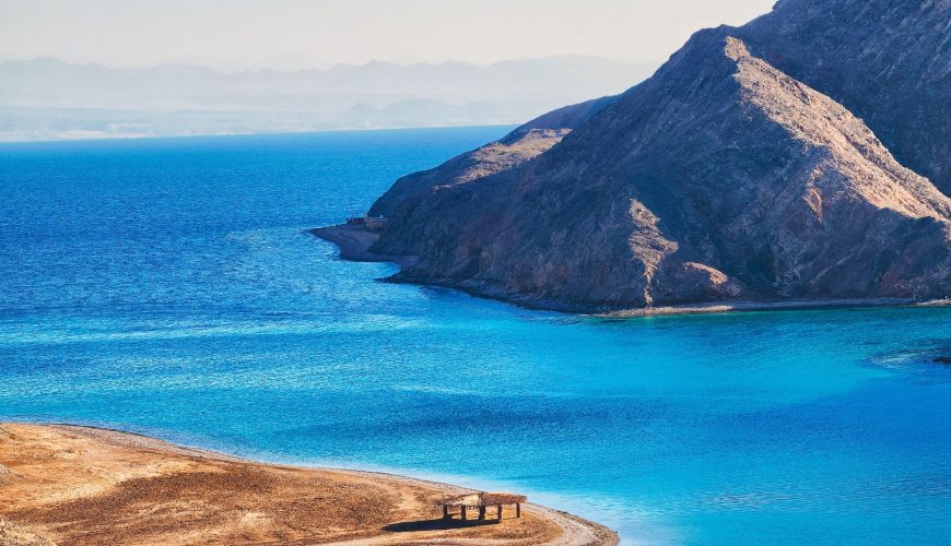 Ausflugsboot auf dem türkisblauen Roten Meer vor der Küste Ägyptens.