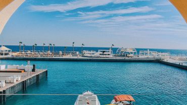 Пляж Хургады с бирюзовой водой Красного моря и туристическими лодками