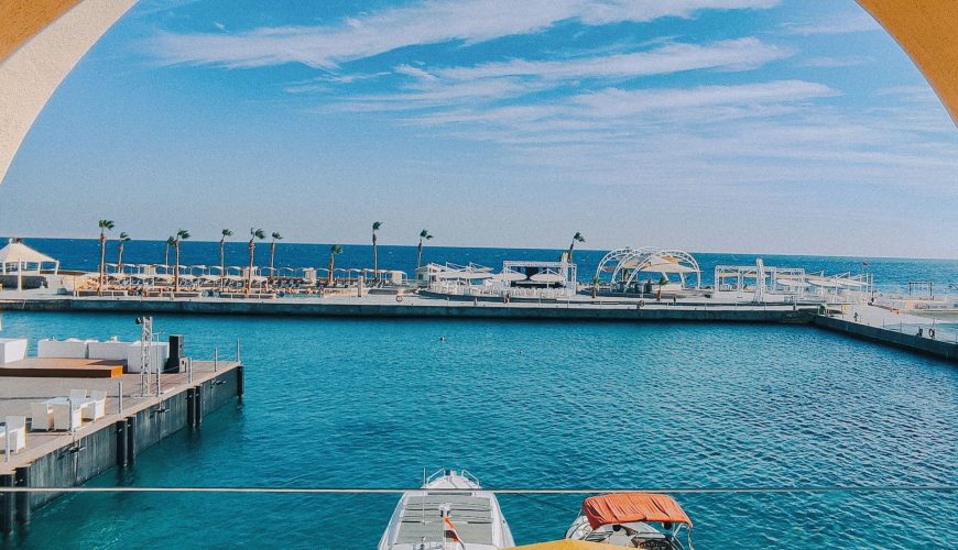 Пляж Хургады с бирюзовой водой Красного моря и туристическими лодками