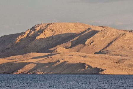 مغامرتان في الغردقة: كيف تختار بين إثارة الصحراء وسحر البحر؟
