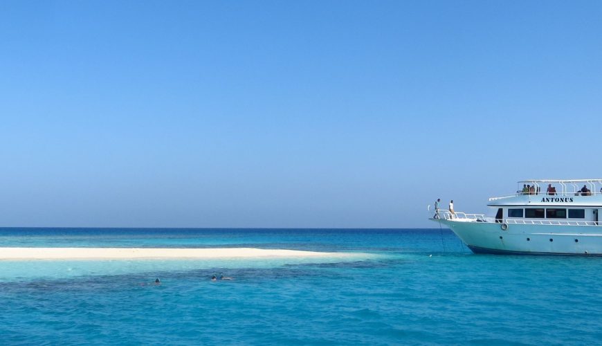 Banc de sable blanc entouré d’eaux turquoise lors d’une excursion en mer Rouge depuis Hurghada