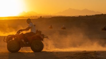 Wüstensafari bei Hurghada mit goldener Wüstenlandschaft und warmen Farben des Sonnenuntergangs.