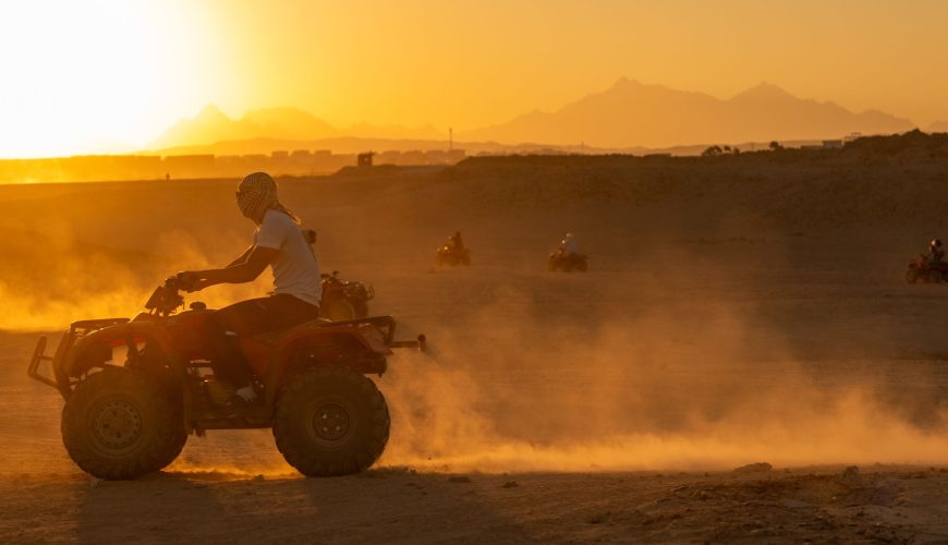 Wüstensafari bei Hurghada mit goldener Wüstenlandschaft und warmen Farben des Sonnenuntergangs.