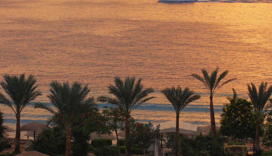 قوارب سياحية في مياه البحر الأحمر الفيروزية بالغردقة خلال رحلة بحرية
