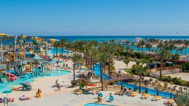 Turquoise Red Sea waters along Hurghada's Egyptian coastline, a destination for snorkeling, diving, and boat excursions.