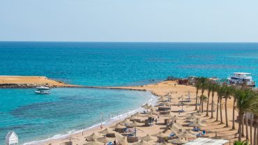 Plage de Hurghada avec les eaux turquoise de la mer Rouge et des bateaux d’excursion
