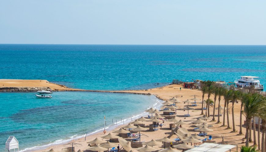 Plage de Hurghada avec les eaux turquoise de la mer Rouge et des bateaux d’excursion