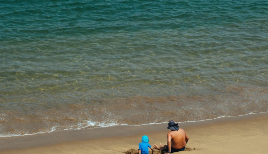 Urlauber genießen einen entspannten Strandtag in Hurghada mit türkisblauem Wasser und einem sonnigen Sandstrand am Roten Meer.